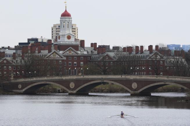 Trump to End Federal Contracts With Harvard