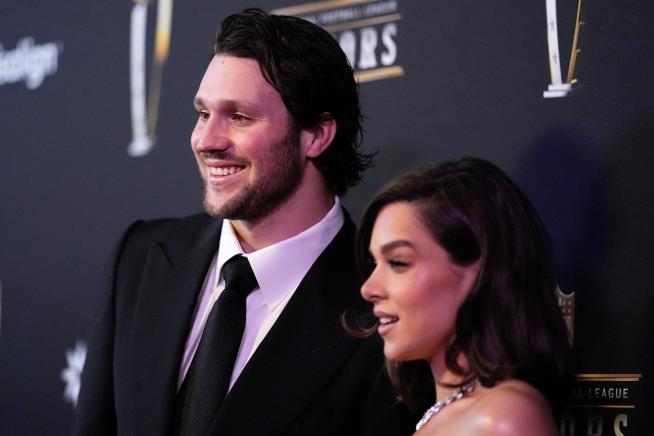 Hailee Steinfeld Weds Josh Allen