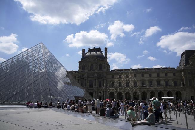 'Exasperated' Louvre Staff Spontaneously Go on Strike