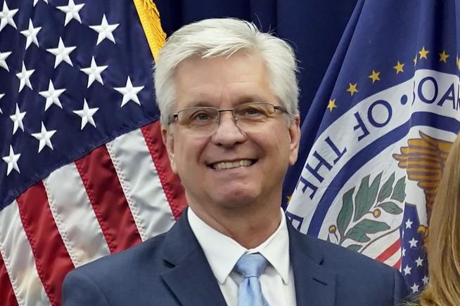 Fed Official Calls for Renewed Rate Cuts