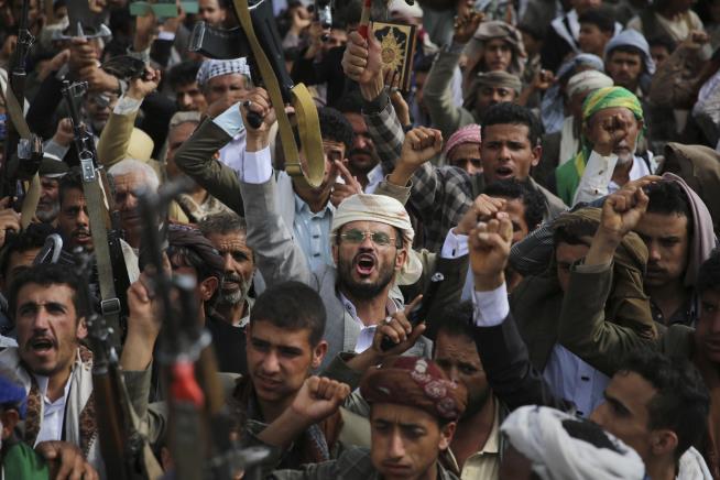 Houthis Threaten US Ships in Red Sea if Iran Is Bombed