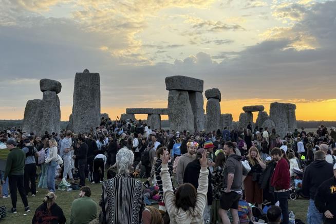 Druids, Pagans Celebrate Solstice at Stonehenge