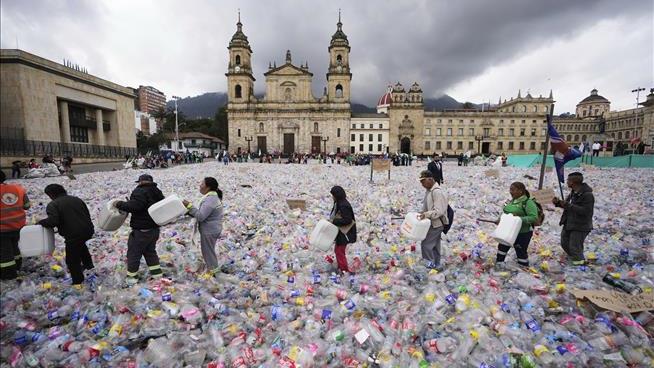 In an Iconic Square, a Wild Scene of Waste