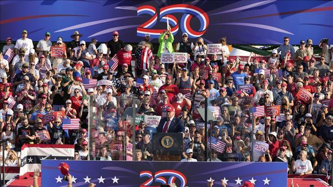 Trump Promises UFC Fight at White House Next July 4