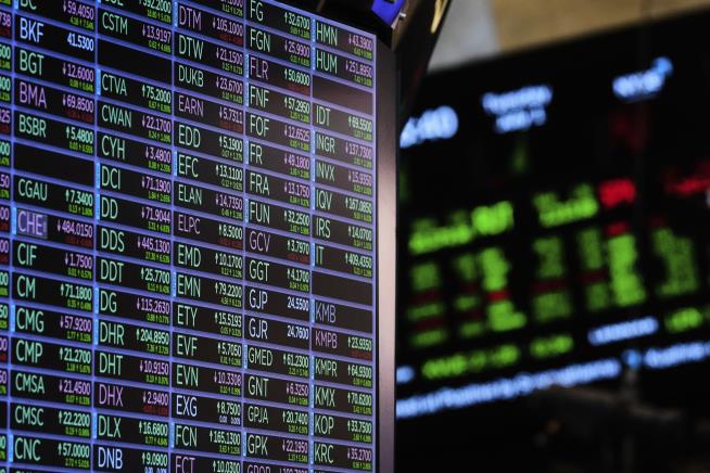 Wall Street Drops as Trump Announces New Tariffs