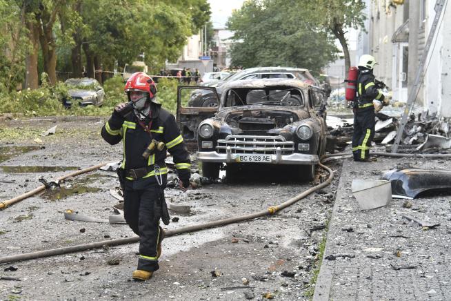 Bombardment Kills at Least 6 in Ukraine
