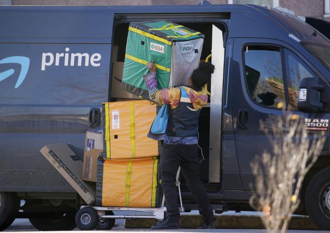 Amazon Boxes Swamp Home, All With the Same Product