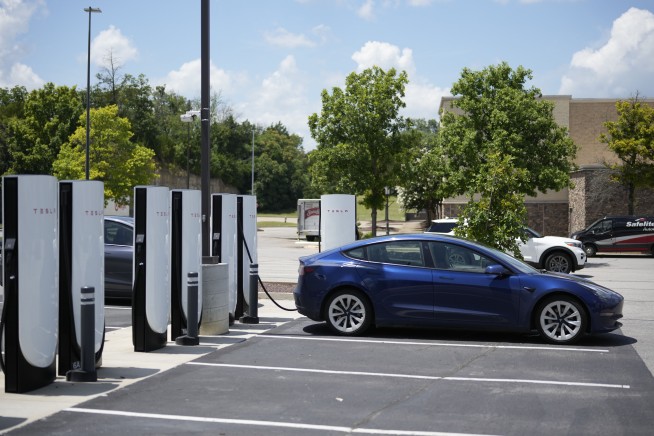 At Tesla's New Eatery, Grab a Meal While Literally Recharging
