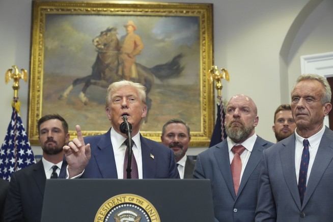Trump Signs New Tariff Plan While Extending Deadline
