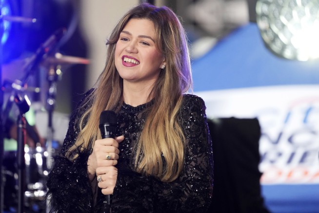 Kelly Clarkson Says Ex Is Sick, Nixes Concerts to Be With Kids