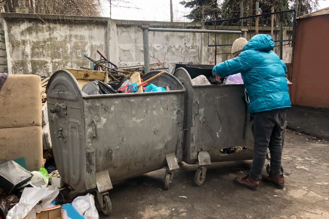 Come Inside, Pizza Place Tells Hungry Going Through Dumpster