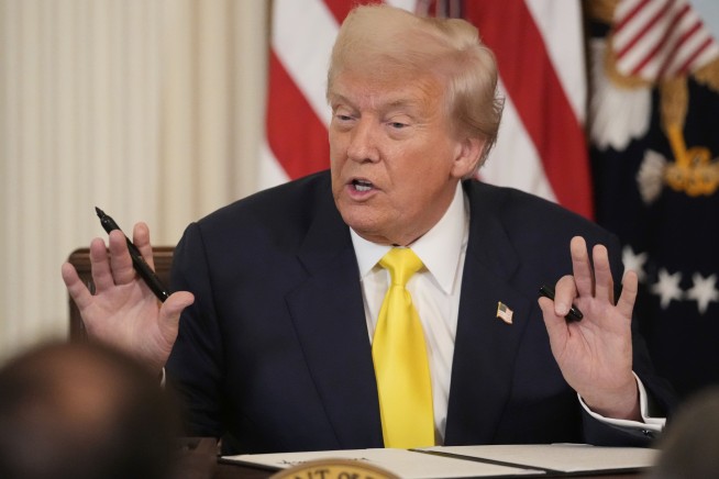 Trump Clears Way for 401(k)s to Include Crypto
