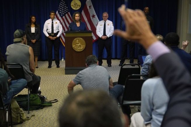Mayor Suggests DC Will Cooperate, but Police Chief Is the Boss