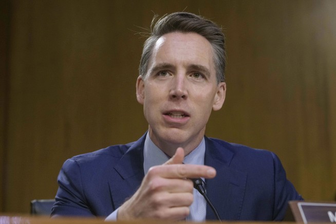Hawley Targets Meta Over AI Chatbots, Kids After Report