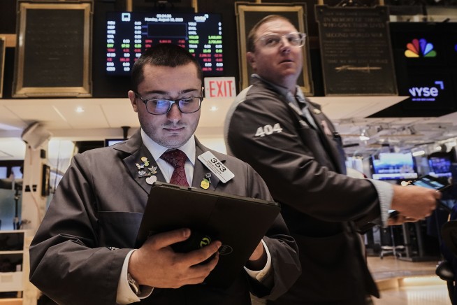 Stocks Don't Much Budge Ahead of Retail Reports