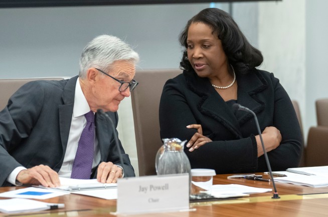 Fired Fed Governor: I'm Not Leaving