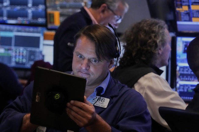 Stocks Rise Despite Trump's Latest Fed Fight