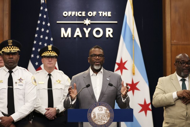 'Stand Down,' Chicago Mayor Tells Trump in Executive Order