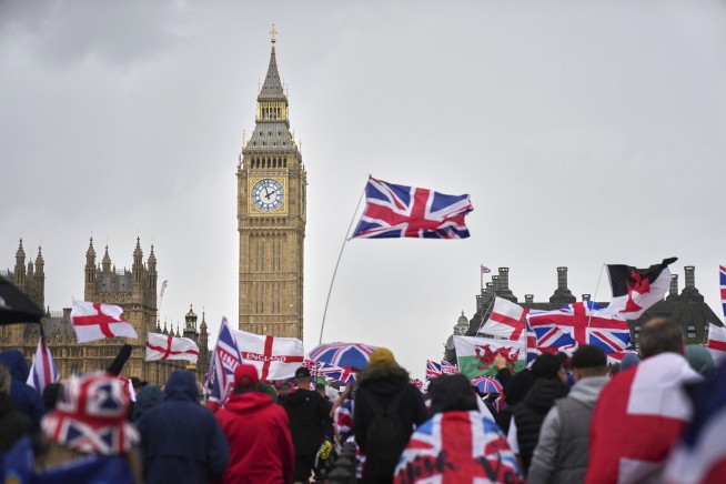 Far-Right Rally in London Draws 100K, Clashes