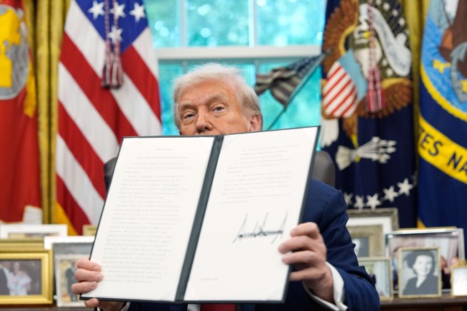 Trump Signs Order on Deal to Keep TikTok Going in US