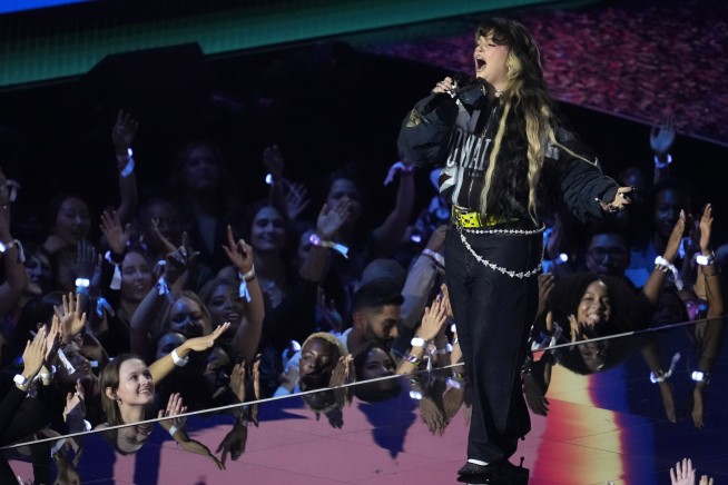 'Messy' Singer Collapses, Cancels Another Show