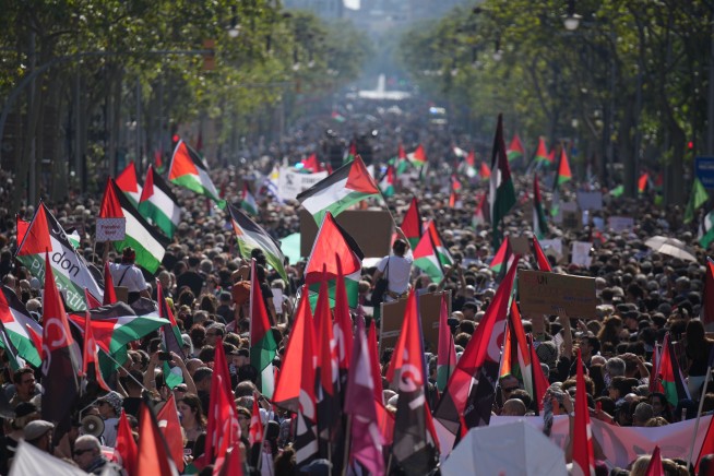 Marchers in Europe Decry Gaza Attacks, Intercepted Aid