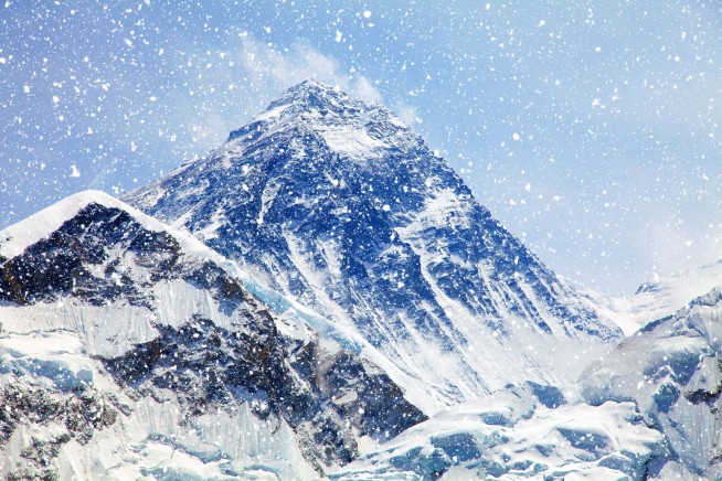 Snowstorm Traps Hundreds on Everest