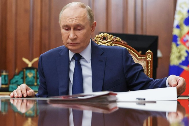 Trump Backs Putin's Plan for Extended Nuclear Arms Treaty