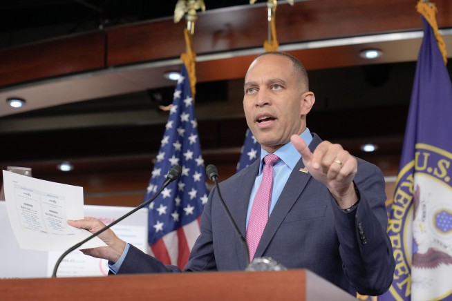 Jeffries Challenges Johnson to Televised Shutdown Debate