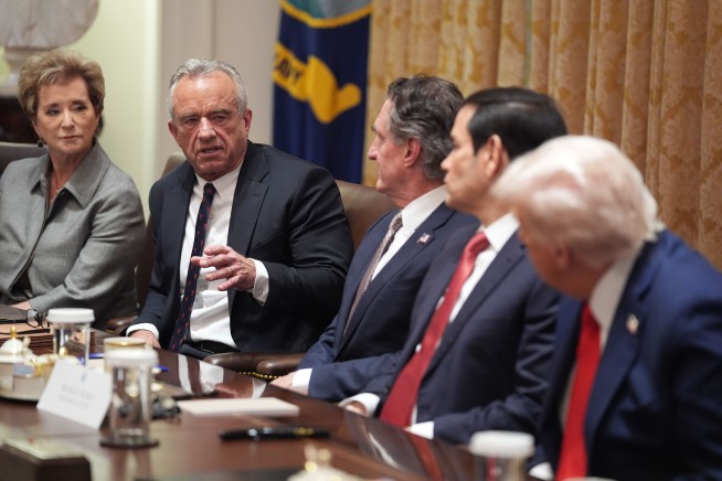 Trump Talks Gaza, Vaccines at 8th Cabinet Meeting