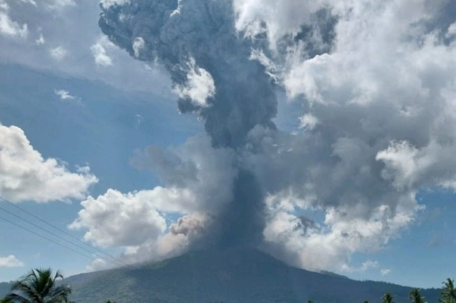 Indonesian Volcano Blows Ash 6 Miles High