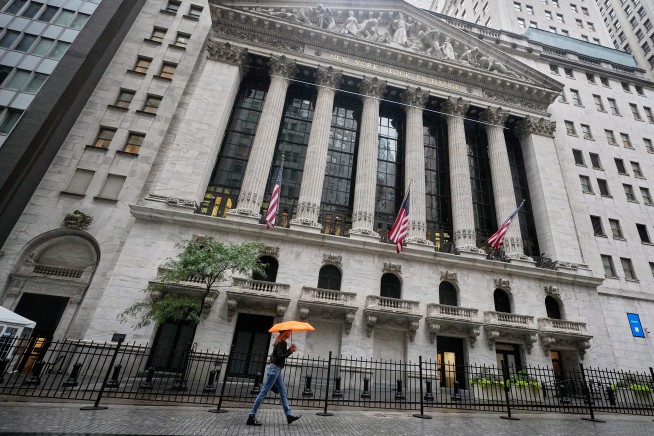 Stocks Rise to Near Record Highs