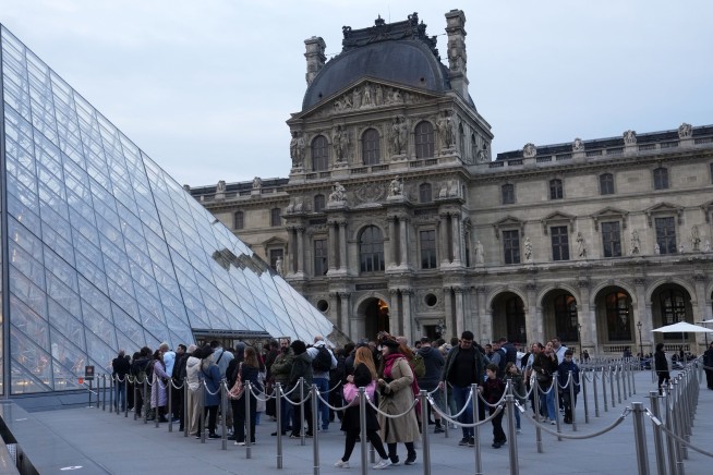 Smarting Over Daylight Heist, the Louvre Reopens