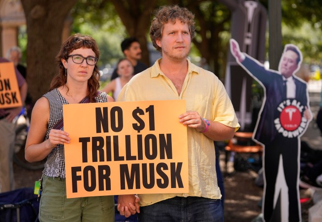 Tesla Shareholders Approve $1T Pay Package for Musk