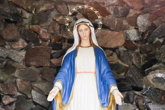 Woman Behind 'Bleeding Mary' Statue Welcomes Fraud Trial