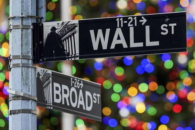 Wall Street Hovers Near Record Highs