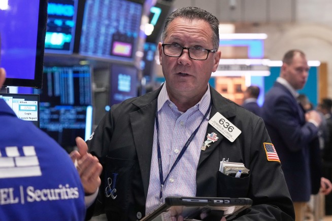 Netlix Drops After Paramount's Hostile Warner Bros. Bid