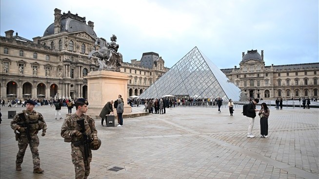 Louvre Heist Perpetrators Had Just Seconds to Spare