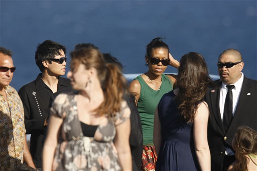 Obama Bids Farewell to 'Toot' on Hawaiian Shore