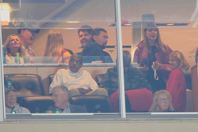 Taylor Swift Left a Hefty Christmas Tip for Stadium Worker