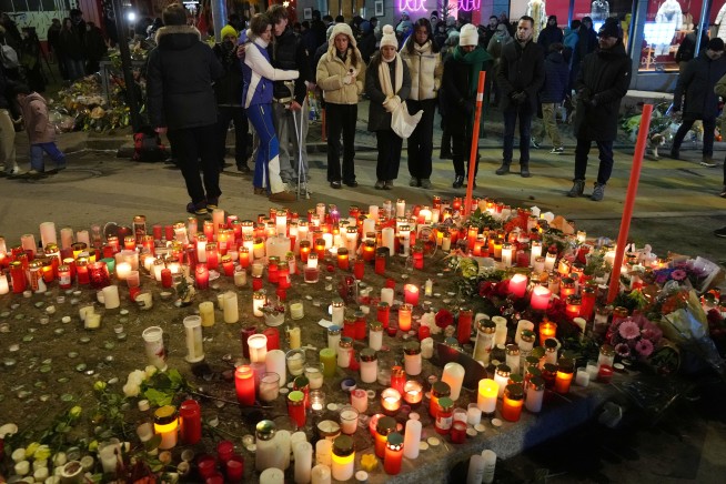 Man Says He Rescued 10 People From Bar Fire