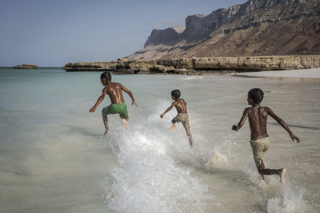 Hundreds of Tourists Stranded on Yemeni Island