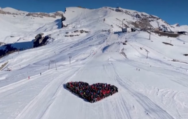 After Swiss Tragedy, Skiers Create a Message