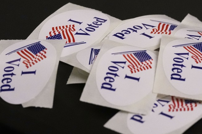 Record 45% of Americans Identify as Independents