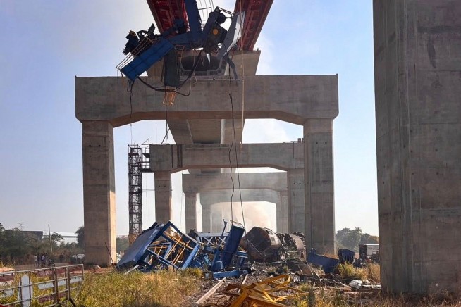 Crane Falls Onto Train in Thailand, Killing 22