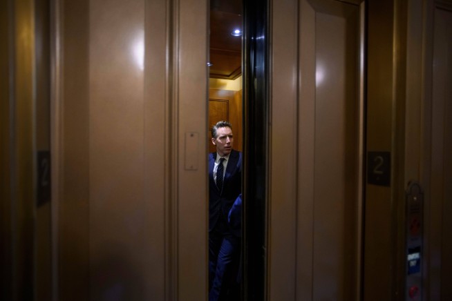 2 GOP Senators Flip on Trump War Powers Rebuke