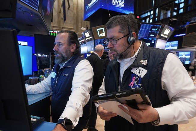Stocks Slip to Close Week of Banks' Profit Reports