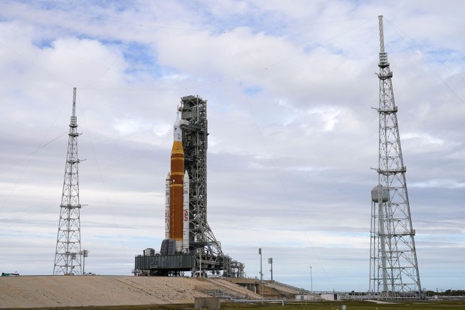 NASA Puts Moon Crew in Prelaunch Quarantine