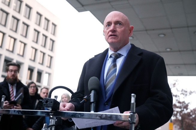 Judge Signals Support for Mark Kelly in Fight With Pentagon