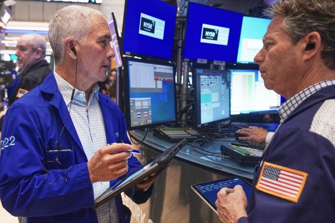 Dow Drops 822 Points After Trump Ramps Up New Tariffs